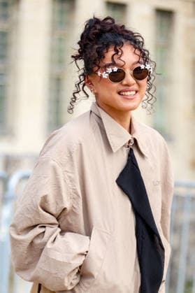 Guest aux arrivées au défilé Loewe Collection Femme Prêt à Porter Automne Hiver 2026 2027 lors de la Fashion Week de Paris PFW sur lesplanade du Château de Vincennes, à Paris, France, le 6 mars 2026 Denis Guignebourg Bestimage Arrivals at the Loewe Womenswear Fall Winter 2026 2027 show as part of Paris Fashion Week on March 06, 2026 in Paris, France Paris France  Copyright: xDenisxGuignebourgx xBestimagexDenisxGuignebourgx xBestimagex
