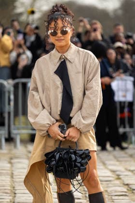 A guest at the arrivals at the Loewe Womenswear Collection Prêt à Porter Automne Hiver 2026 2027 show as part of Paris Fashion Week PFW on the esplanade du Château de Vincennes, Paris, France, March 06, 2026 Thibault Duboucher Bestimage Arrivals at the Loewe Womenswear Fall Winter 2026 2027 show as part of Paris Fashion Week on March 06, 2026 in Paris, France Paris France  Copyright: xThibaultxDuboucherx xBestimagexThibaultxDuboucherx xBestimagex