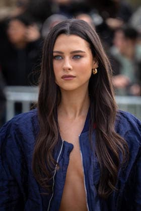 Beau Gadsdon Celebrities at Loewe Collection Femme Prêt à Porter Automne Hiver 2026 2027 fashion show during Paris Fashion Week, on March 6th, 2026 Florian Lavielle Bestimage Celebrities at Loewe Ready to Wear Fall Winter 2026 2027 Women Collection fashion show, during Paris Fashion Week, on March 6th, 2026 Paris France  Copyright: xFlorianxLaviellex xBestimagexFlorianxLaviellex xBestimagex