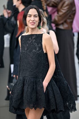PFW Givenchy Outside Arrivals Alexa Chung arriving at the Givenchy show during Fashion Week in Paris, France on March 6, 2026. Photo by Julien Reynaud APS-Medias ABACAPRESS.COM Paris France  Copyright: xReynaudxJulien APS-Medias ABACAx