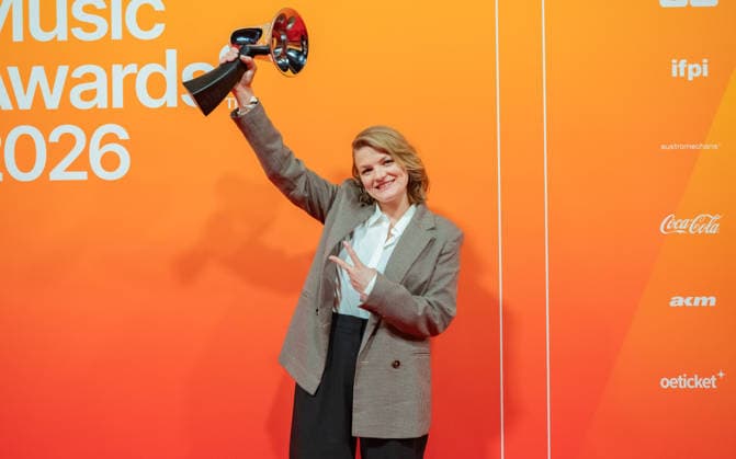 20260306 26. Verleihung des Amadeus Austrian Music Award 2026 WIEN, OESTERREICH - 06. MAERZ: Preistraeger des 26. Amadeus Austria Music Awards 2026 in der Kategorie -SongwriterIn des Jahres- praesentiert von akm austromechana Musikerin, Saegerin und Liedschreiberin Caro Fux mit dem Song -Aff im Kopf- nach der Verleihung des 26. Amadeus Austria Music Awards 2026 in der MARX Halle am 07. Maerz 2026 in Wien, Oesterreich. 260306_SEPA_17_061 Copyright: xIsabellexOuvrardx SEPAxMedia