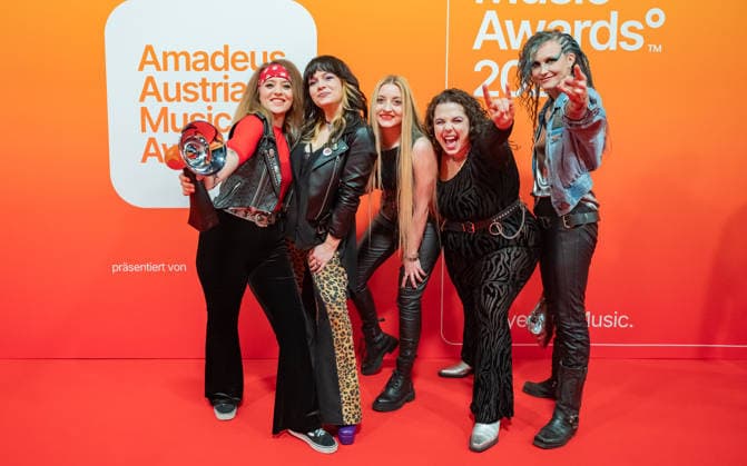 20260306 26. Verleihung des Amadeus Austrian Music Award 2026 WIEN, OESTERREICH - 06. MAERZ: Preistraegerinnen des 26. Amadeus Austria Music Awards 2026 in der Genre-Kategorie -Hard and Heavy- die Rockband Vulvarine nach der Verleihung des 26. Amadeus Austria Music Awards 2026 in der MARX Halle am 06. Maerz 2026 in Wien, Oesterreich. 260306_SEPA_17_047 Copyright: xIsabellexOuvrardx SEPAxMedia