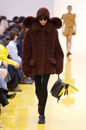 (260307) -- PARIS, March 7, 2026 -- A model presents a creation from the ready-to-wear Fall Winter 2026-2027 collections by Loewe during the Paris Fashion Week, in Paris, France, on March 6, 2026. (MeetEurope Handout via Xinhua) FRANCE-PARIS-FASHION WEEK-LOEWE WuxHuiwo 