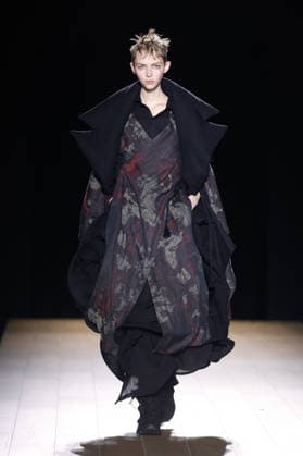 (260307) -- PARIS, March 7, 2026 -- A model presents a creation from the ready-to-wear Fall Winter 2026-2027 collections by Yohji Yamamoto during the Paris Fashion Week, in Paris, France, on March 6, 2026. (MeetEurope Handout via Xinhua) FRANCE-PARIS-FASHION WEEK-YOHJI YAMAMOTO WuxHuiwo 