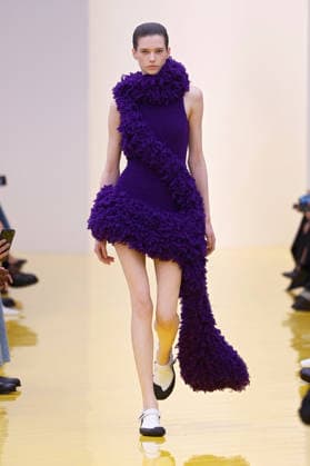 (260307) -- PARIS, March 7, 2026 -- A model presents a creation from the ready-to-wear Fall Winter 2026-2027 collections by Loewe during the Paris Fashion Week, in Paris, France, on March 6, 2026. (MeetEurope Handout via Xinhua) FRANCE-PARIS-FASHION WEEK-LOEWE WuxHuiwo 