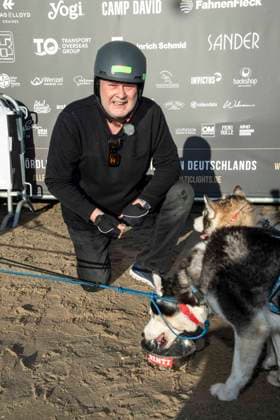 abb Walter Lehnertz with dogs on the beach at 10 years Baltic Lights 2026 celebrity charity sled dog race in favor of Welthungerhilfe at the Baltic Sea between the sea bridge Ahlbeck and the sea bridge Heringsdorf , Friday 06 03 2026 in Heringsdorf MV Germany