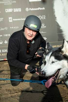 abb Walter Lehnertz with dogs on the beach at 10 years Baltic Lights 2026 celebrity charity sled dog race in favor of Welthungerhilfe at the Baltic Sea between the sea bridge Ahlbeck and the sea bridge Heringsdorf , Friday 06 03 2026 in Heringsdorf MV Germany