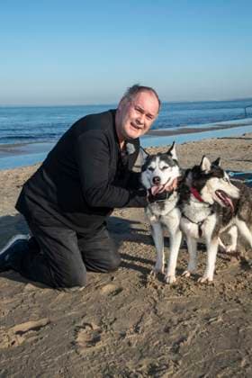 abb Walter Lehnertz with dogs on the beach at 10 years Baltic Lights 2026 celebrity charity sled dog race in favor of Welthungerhilfe at the Baltic Sea between the sea bridge Ahlbeck and the sea bridge Heringsdorf , Friday 06 03 2026 in Heringsdorf MV Germany