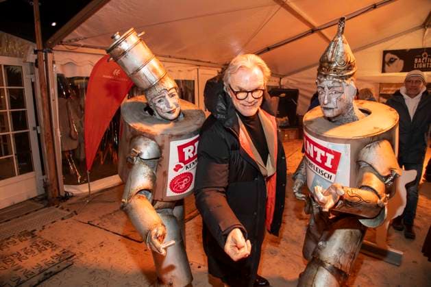 abb Wolfgang Lippert with advertising figures on the beach at the 10th anniversary of Baltic Lights 2026 celebrity charity sled dog race in aid of Welthungerhilfe on the Baltic Sea between the Ahlbeck and Heringsdorf sea bridges, Friday 06 03 2026 in Heringsdorf MV Germany