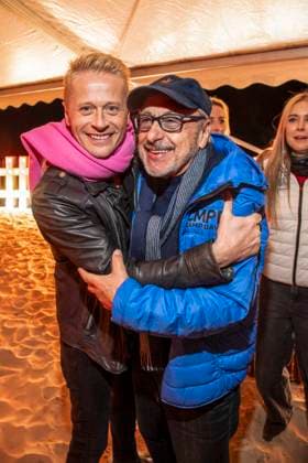 abb Roman Knizka and Wolfgang Stumph as guests on the beach at the 10th anniversary of Baltic Lights 2026 celebrity charity sled dog race in aid of Welthungerhilfe on the Baltic Sea between the Ahlbeck sea bridge and the Heringsdorf sea bridge, Friday 06 03 2026 in Heringsdorf MV Germany
