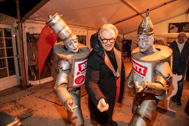 abb Wolfgang Lippert with advertising figures on the beach at the 10th anniversary of Baltic Lights 2026 celebrity charity sled dog race in aid of Welthungerhilfe on the Baltic Sea between the Ahlbeck and Heringsdorf sea bridges, Friday 06 03 2026 in Heringsdorf MV Germany