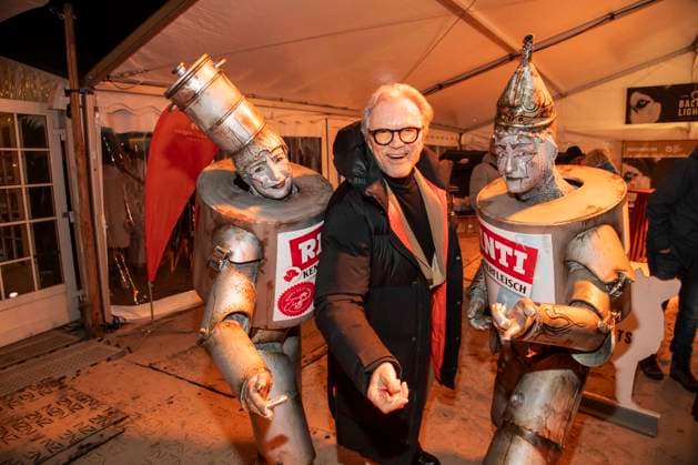 abb Wolfgang Lippert with advertising figures on the beach at the 10th anniversary of Baltic Lights 2026 celebrity charity sled dog race in aid of Welthungerhilfe on the Baltic Sea between the Ahlbeck and Heringsdorf sea bridges, Friday 06 03 2026 in Heringsdorf MV Germany