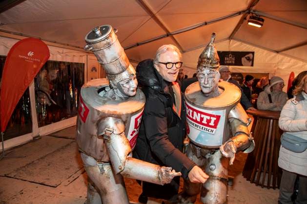 abb Wolfgang Lippert with advertising figures on the beach at the 10th anniversary of Baltic Lights 2026 celebrity charity sled dog race in aid of Welthungerhilfe on the Baltic Sea between the Ahlbeck and Heringsdorf sea bridges, Friday 06 03 2026 in Heringsdorf MV Germany
