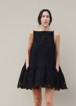 Alexa Chung at the Arrivals at the Givenchy Womenswear Collection Prêt à Porter Automne Hiver 2026 2027 show as part of Paris Fashion Week PFW at the Hotel National des Invalides, in Paris, France, on March 6, 2026 Denis Guignebourg Bestimage Arrivals at the Givenchy Womenswear Fall Winter 2026 2027 show as part of Paris Fashion Week on March 6, 2026 in Paris, France Paris France  Copyright: xDenisxGuignebourgx xBestimagexDenisxGuignebourgx xBestimagex