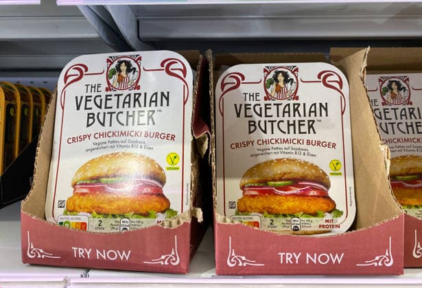 06.03.2026, Deutschland, NRW, Vegetarischer und veganer Fleischersatz, Die EU zieht eine überraschende Grenze bei der Benennung pflanzlicher Produkte - der Begriff veggie-Burger ist erlaubt, veganer Speck aber nicht, Vegane Patties auf Sojabasis, Deutschland *** 06 03 2026, Germany, NRW, Vegetarian and vegan meat substitutes, The EU draws a surprising line in the naming of plant-based products, The term veggie burger is allowed, but vegan bacon is not, Soy-based vegan patties, Germany Copyright: xD.xKerlekin SnowfieldxPhotographyx SF060326VegBurgerD2