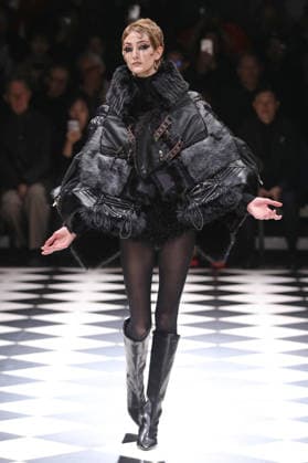 PFW - Junya Watanabe Runway Models Walk Runway for the Junya Watanabe Fall 2026 Ready-to-Wear fashion show during Paris Fashion Week on March 7, 2026 in Paris, France. Photo by Alain-Gil Gonzalez ABACAPRESS.COM Paris France  Copyright: xGonzalezxAlain-Gil ABACAx