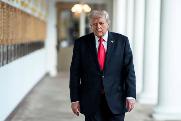 March 7, 2026, Washington, Dc, United States of America: U.S. President Donald Trump, walks alone down the West Colonnade on the way to the Oval Office at the White House, March 5, 2026, in Washington, D.C. Washington United States of America - ZUMAp138 20260307_zaa_p138_018 Copyright: xDanielxTorok WhitexHousex