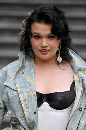 PFW Vivienne Westwood Outside Arrivals Lola Young arriving at the Vivienne Westwood show during Fashion Week in Paris, France on March 7, 2026. Photo by Julien Reynaud APS-Medias ABACAPRESS.COM Paris France  Copyright: xReynaudxJulien APS-Medias ABACAx