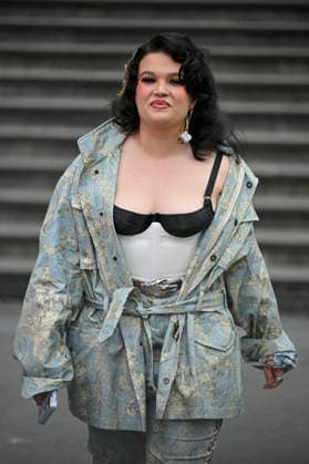PFW Vivienne Westwood Outside Arrivals Lola Young arriving at the Vivienne Westwood show during Fashion Week in Paris, France on March 7, 2026. Photo by Julien Reynaud APS-Medias ABACAPRESS.COM Paris France  Copyright: xReynaudxJulien APS-Medias ABACAx