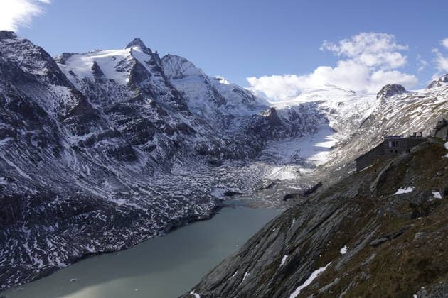 Blick zum Großglockner mit der Pasterze im Herbst bei Neuschnee und Sonnenschein Blick zum Großglockner mit der Pasterze im Herbst bei Neuschnee und Sonnenschein (License=RF) Copyright: xZoonar.com KarinxxJähnex 24722734