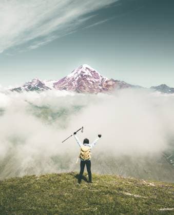 Wandererin mit ausgestreckten Rucksackarmen in den Bergen. Rückansicht, Frau, fit, weibliche Person, Hände hoch und genießen Sie die inspirierende Landschaft auf dem Aussichtspunkt der Kazbegi Angels Bergwanderroute Woman hiker trekker with backpack arms outstretched in mountains. Back view female fit female person hands up and enjoy inspirational landscape on Kazbegi Angels mountain trekking route peak viewpoint Copyright: imageBROKER EvaldasxMikoliunas ibxemi16712374.jpg ,model released, Symbolfoto ,property released
