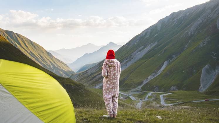 Eine weibliche Frau steht auf einem Aussichtspunkt neben dem Zelt und blickt auf die malerische Berglandschaft von Kasbegi. Reiseziel in Georgien Female woman stands on mountain viewpoint by tent looks to scenic mountain landscape of Kazbegi. Travel destination in Georgia Copyright: imageBROKER EvaldasxMikoliunas ibxemi16773305.jpg ,model released, Symbolfoto ,property released