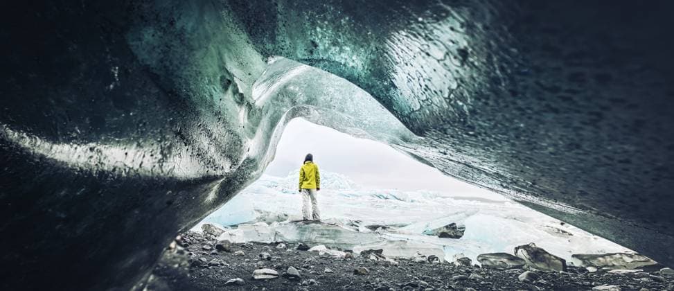 Touristischer Panoramaaussichtspunkt am Fjallsjökull Gletscher in Island von der Gletscherhöhle aus. Erkunden Sie Islands spektakuläre versteckte Juwelen. Reisender Hände hoch, genießen Sie das Reisekonzept Panoramic viewpoint tourist by Fjallsjökull glacier in Iceland from inside glacier cave. Explore sightseeing Iceland spectacular hidden gems. Traveler hands up enjoy travel concept Copyright: imageBROKER EvaldasxMikoliunas ibxemi16791869.jpg ,model released, Symbolfoto ,property released