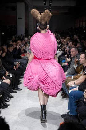 Comme des garcons Womenswear Collection Fall Winter 2026 2027 show as part of Paris Fashion Week PFW , in Paris, France, on March 07, 2026 Bestimage Runway during the Comme des garcons Womenswear Fall Winter 2026 2027 show as part of Paris Fashion Week on March 07, 2026 in Paris, France Paris France  Copyright: xAgencex xBestimagexAgencex xBestimagex