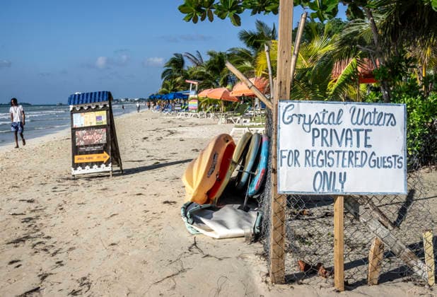 Jamaika. Am Seven Mile Beach. - Zahlreiche Hotels verfügen am berühmten Seven Mile Beach an der Westküste Jamaikas über einen eigenen Strandabschnitt. Doch viele der Privatstrände bleiben leer - nach dem Hurrikan Melissa, der im Oktober 2025 Teile Jamaikas verwüstete, klagen viele Hotelbetreiber über ausbleibende Buchungen. Montego Bay Jamaika *** Jamaica On Seven Mile Beach Numerous hotels have their own stretch of beach on the famous Seven Mile Beach on the west coast of Jamaica But many of the private beaches remain empty after Hurricane Melissa, which devastated parts of Jamaica in October 2025, many hotel operators are complaining about a lack of bookings Montego Bay Jamaica