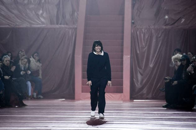 PFW - Lacoste Runway in Paris FA Greek-US fashion designer Pelagia Kolotouros cheers the attendees at the end of the runway for the Lacoste collection as part of Paris Fashion Week in Paris, on March 8, 2026. Photo by Firas Abdullah ABACAPRESS.COM Paris Ile-de-France France  Copyright: xAbdullahxFiras ABACAx
