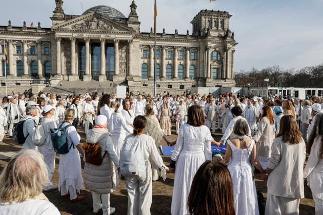 Frauen in Weiss Frauen in Weiss , Frauen wagen Frieden , demonstrieren am Weltfrauentag für Frieden am Reichstag, Berlin, 08.03.2026. Berlin Berlin Deutschland *** Women in white Women in white , Women dare peace , demonstrate for peace on International Womens Day at the Reichstag, Berlin, 08 03 2026 Berlin Berlin Germany