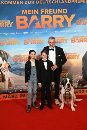 Actors Alma Büchenbacher, Paco von Wyss as Georg, director Markus Welter with St. Bernard Barry come to the film premiere of Mein Freund Barry at the Cinedom in Cologne