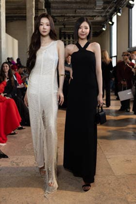 Lee Si an et Kim Go eun au Front Row du défilé Akris Collection Femme Prêt à Porter Automne Hiver 2026 2027 lors de la Fashion Week de Paris PFW au palais de Tokyo, à Paris, France, le 8 mars 2026 Julien Sarkissian Bestimage Front Row at the Akris Womenswear Fall Winter 2026 2027 show as part of Paris Fashion Week on March 08, 2026 in Paris, France  Copyright: xJulienxSarkissianx xBestimagexJulienxSarkissianx xBestimagex