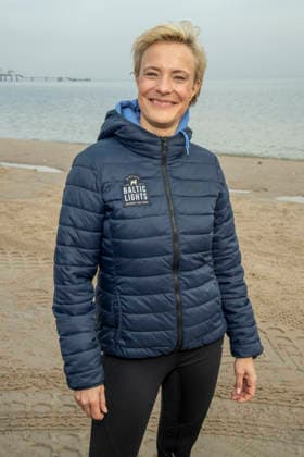 abb Seraphina Kalze on a Sunday walk on the beach at the Baltic Sea, at 10 years Baltic Lights 2026 celebrity charity sled dog race in favor of Welthungerhilfe at the Baltic Sea between the sea bridge Ahlbeck and the sea bridge Heringsdorf ,Saturday 07 03 2026 in Heringsdorf MV Germany