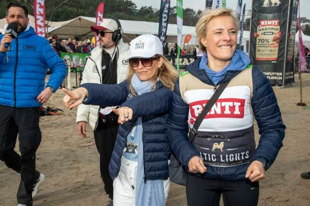 abb Tanja Lanaeus and Seraphina Kalze on a Sunday walk on the beach at the Baltic Sea, at 10 years Baltic Lights 2026 celebrity charity sled dog race in favor of Welthungerhilfe at the Baltic Sea between the Seebruecke Ahlbeck and the Seebruecke Heringsdorf ,Saturday 07 03 2026 in Heringsdorf MV Germany