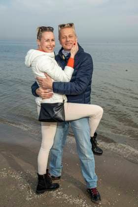 abb Franziska Hippe and Roman Knizka on a Sunday walk on the beach at the Baltic Sea, at 10 years Baltic Lights 2026 celebrity charity sled dog race in favor of Welthungerhilfe at the Baltic Sea between the Seebruecke Ahlbeck and the Seebruecke Heringsdorf ,Saturday 07 03 2026 in Heringsdorf MV Germany