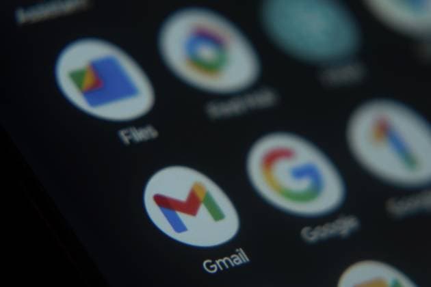 Nahaufnahme des Smartphone Bildschirms mit verschiedenen App Symbolen wie Gmail und Dateien auf dunklem Hintergrund Close-up of smartphone screen with various app icons including Gmail and Files on a dark background Copyright: imageBROKER MdxMamunxMiah iblmia16811679.jpg