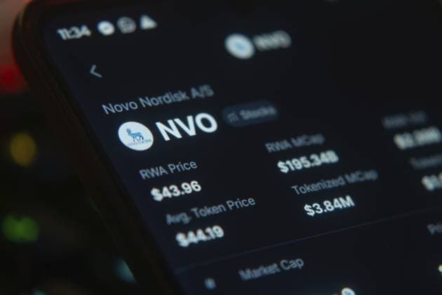 Die Aktienkurse und Finanzdaten von Novo Nordisk werden auf einer mobilen App Oberfläche angezeigt Novo Nordisk stock prices and financial data shown on a mobile app interface Copyright: imageBROKER MdxMamunxMiah iblmia16812518.jpg