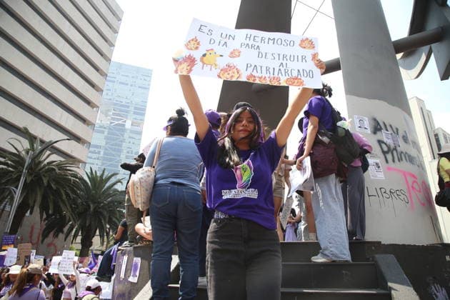 A woman lifts a placard during a rally for the International Women s Day commemoration demand stop femicides in mexico and women s rights. Thousands of women around the world join the global International Women s Day strike. on March 8, 2026 in Mexico City, Mexico. Mexico City Mexico - ZUMAe321 20260308_zia_e321_082 Copyright: xBrendaxCarrerax