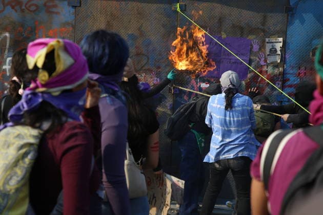 Women burn placards during a rally for the International Women s Day commemoration demand stop femicides in mexico and women s rights. Thousands of women around the world join the global International Women s Day strike. on March 8, 2026 in Mexico City, Mexico. Mexico City Mexico - ZUMAe321 20260308_zia_e321_093 Copyright: xBrendaxCarrerax