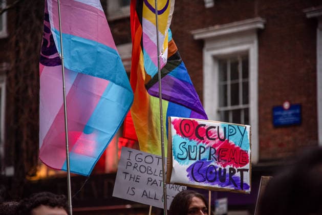 News Bilder des Tages #2 March 8, 2026, London, United Kingdom: Protestors hold placards during the International Feminist Strike March in London. In a call for global solidarity, people joined an international feminist strike to resist interconnected systems of patriarchal violence, fascism, and colonial oppression while championing the rights of marginalised communities and liberation movements worldwide. London United Kingdom - ZUMAs197 20260308_aaa_s197_447 Copyright: xLoredanaxSangiulianox