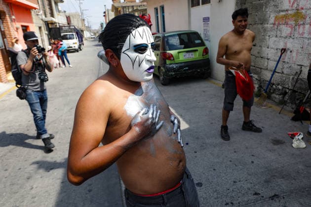 Traditional Xinacates Festival in San Nicolas de Los Ranchos A person paints his body with oil and silver-colored powder during the traditional Xinacates festival, also known as the Festival of the Painted, where they perform dances as an offering for the start of the crops and to obtain a good harvest in the municipality of San Nicolas de los Ranchos located on the slopes of the Popocatepetl volcano. on March 8, 2026 in San Nicolas de Los Ranchos, Mexico. (Photo by Ian Robles Eyepix Group) Copyright: xIanxRobles xEyepixxGroupx EL_08032026_177748JPEG