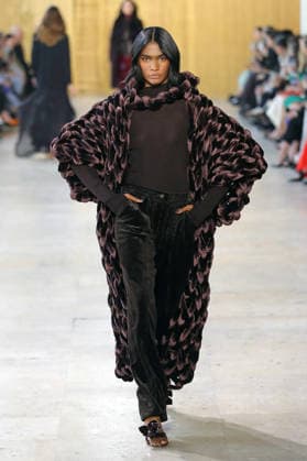 Entertainment Bilder des Tages #2 PFW - Akris Runway A model walks the runway during the Akris Womenswear Fall Winter 2026-2027 show as part of Paris Fashion Week on March 08, 2026 in Paris, France. Photo by Alain Gil Gonzalez ABACAPRESS.COM Paris France  Copyright: xGonzalezxAlain-Gil ABACAx