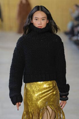 Entertainment Bilder des Tages #2 PFW - Akris Runway A model walks the runway during the Akris Womenswear Fall Winter 2026-2027 show as part of Paris Fashion Week on March 08, 2026 in Paris, France. Photo by Alain Gil Gonzalez ABACAPRESS.COM Paris France  Copyright: xGonzalezxAlain-Gil ABACAx
