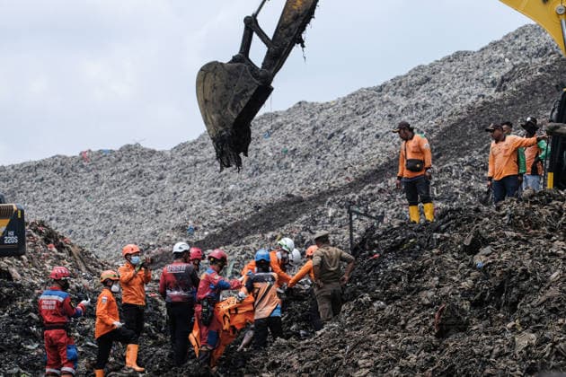 Search Operation After Bantargebang Landfill Landslide Rescue personnel evacuate victims of a landslide at the garbage mound in the Integrated Waste Processing Site (TPST) Bantargebang in Bekasi, West Java, Indonesia, on September 3, 2026. Bekasi Indonesia  Copyright: xFaisalxRamadhanx originalFilename: ramadhan-notitle260309_np0Y6.jpg