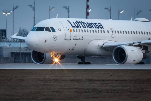 Eine Airbus A319 der Lufthansa Cityline rollt auf die Startbahn zu einem Flug nach Koeln-Bonn, Flugbetrieb am Flughafen Muenchen waehrend Sonnenuntergang, Aviation, Luftfahrt, Munich Airport, Flugesellschaften, Airlines, Transportation, Tourism, Luftverkehr, Erdinger Moos, Munich, Muenchen, 08.03.2026 Muenchen Bayern Deutschland *** A Lufthansa Cityline Airbus A319 taxis onto the runway for a flight to Cologne Bonn, Flight operations at Munich Airport during sunset, Aviation, Aviation, Munich Airport, Airlines, Airlines, Transportation, Tourism, Air traffic, Erdinger Moos, Munich, Muenchen, 08 03 2026 Muenchen Bayern Germany Copyright: xkolbert-press MartinxAgüerax