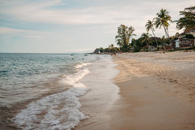 People swimming at Chaweng Beach in Koh Samui, Thailand Koh Samui, Surat Thani, Thailand R_EPZT260308-1980178-01