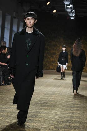 PFW - Shiatzy Chen Runway in Paris FA Models walk the runway for the Shiatzy Chen collection as part of Paris Fashion Week in Paris, on March 9, 2026. Photo by Firas Abdullah ABACAPRESS.COM Paris Ile-de-France France  Copyright: xAbdullahxFiras ABACAx