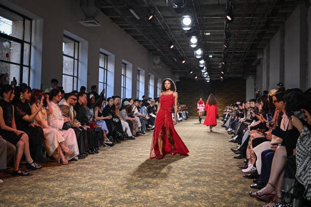 PFW - Shiatzy Chen Runway in Paris FA A model walks the runway for the Shiatzy Chen collection as part of Paris Fashion Week in Paris, on March 9, 2026. Photo by Firas Abdullah ABACAPRESS.COM Paris Ile-de-France France  Copyright: xAbdullahxFiras ABACAx