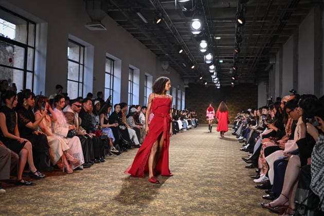 PFW - Shiatzy Chen Runway in Paris FA A model walks the runway for the Shiatzy Chen collection as part of Paris Fashion Week in Paris, on March 9, 2026. Photo by Firas Abdullah ABACAPRESS.COM Paris Ile-de-France France  Copyright: xAbdullahxFiras ABACAx